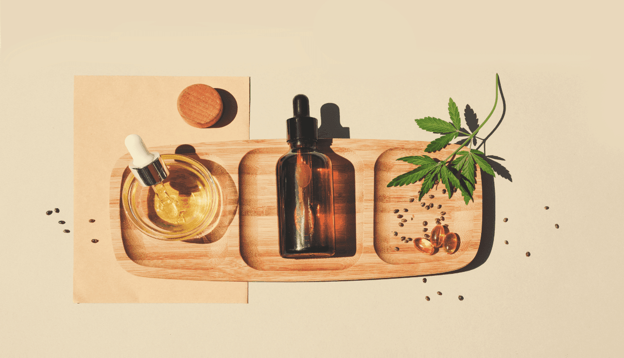 Cannabis Blatt und Extrakt auf Holztablett